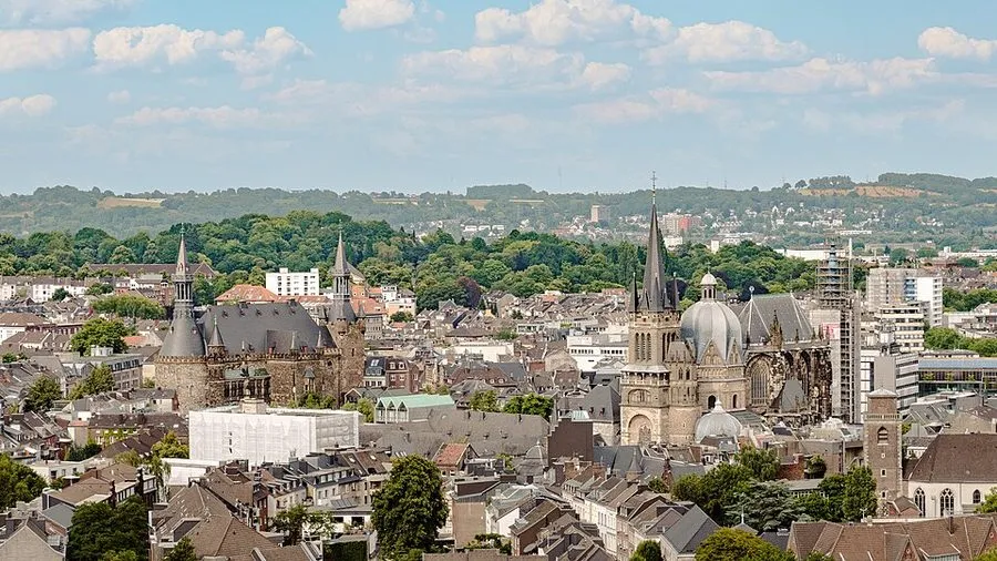 Gezicht op het stadhuis en de dom van Aken